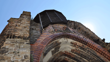 Alter Wasserturm mit Mönchskirchruine am Culinarium