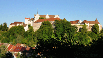 Burgwasserturm an der Ortenburg mit Matthiasturm und Nicolaiturm über dem Spreetal