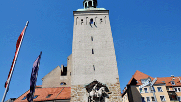 Lauenturm vor dem Sorbischen National Esemble