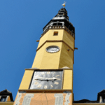 Rathausturm mit Sonnenuhr und Sitz des Stadtmarketing