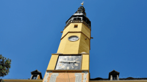 Rathausturm mit Sonnenuhr und Sitz des Stadtmarketing