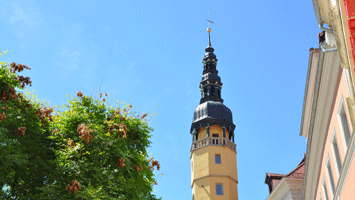 Rathausturm am Hauptmarkt neben dem Restaurant Karasek