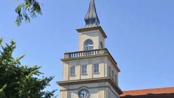 Turm der Berufsakademie an der Löbauer Stŕaße mit Turmuhr