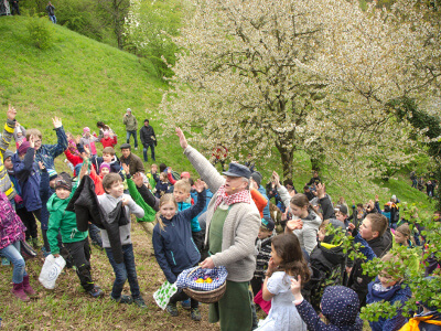 Eierschieben 2018 Der Eierjockel mit vielen Kindern auf dem Protschenberg