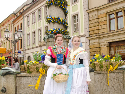 Osterbrunnen 2018 Ostern 2019 - Frauen in sorbischer Tracht vor dem Osterbrunnen