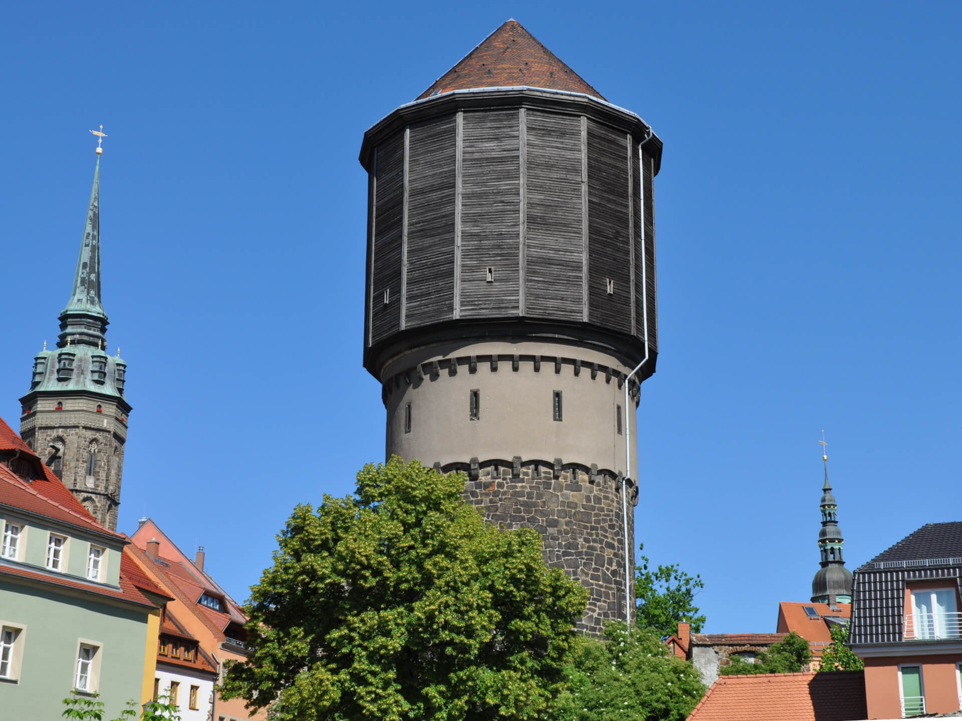 Alter Wasserturm mit Dom St. Petri und der Spitze des Rathazusturmes
