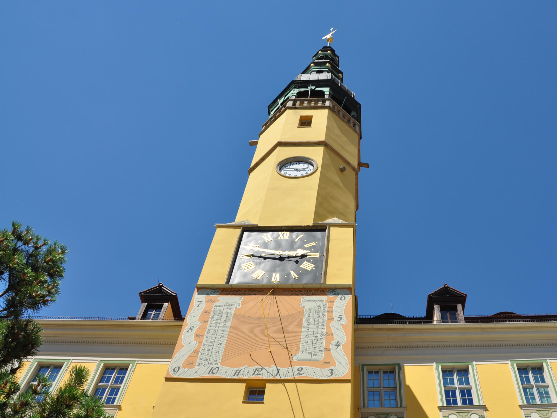 Rathausturm mit Sonnenuhr
