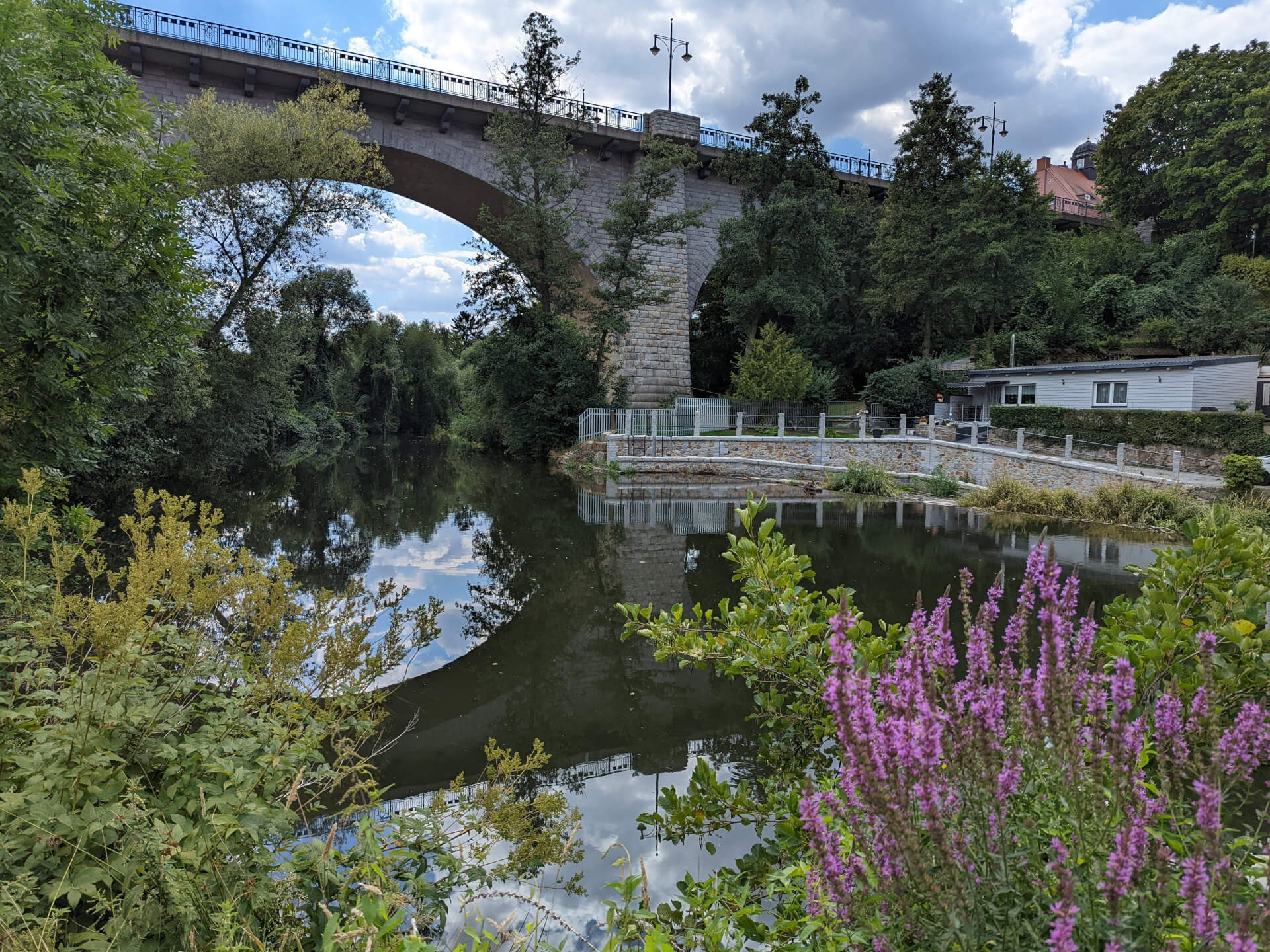 Am Spreeradweg mit Blick auf die Friedensbrücke